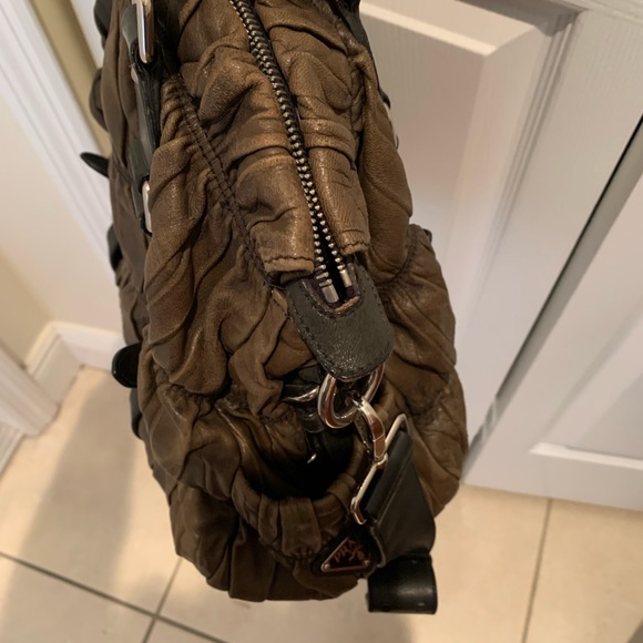 Crossbody distress PRADA bag, excellent condition, only big strap shows scratch - Picture 8 of 11